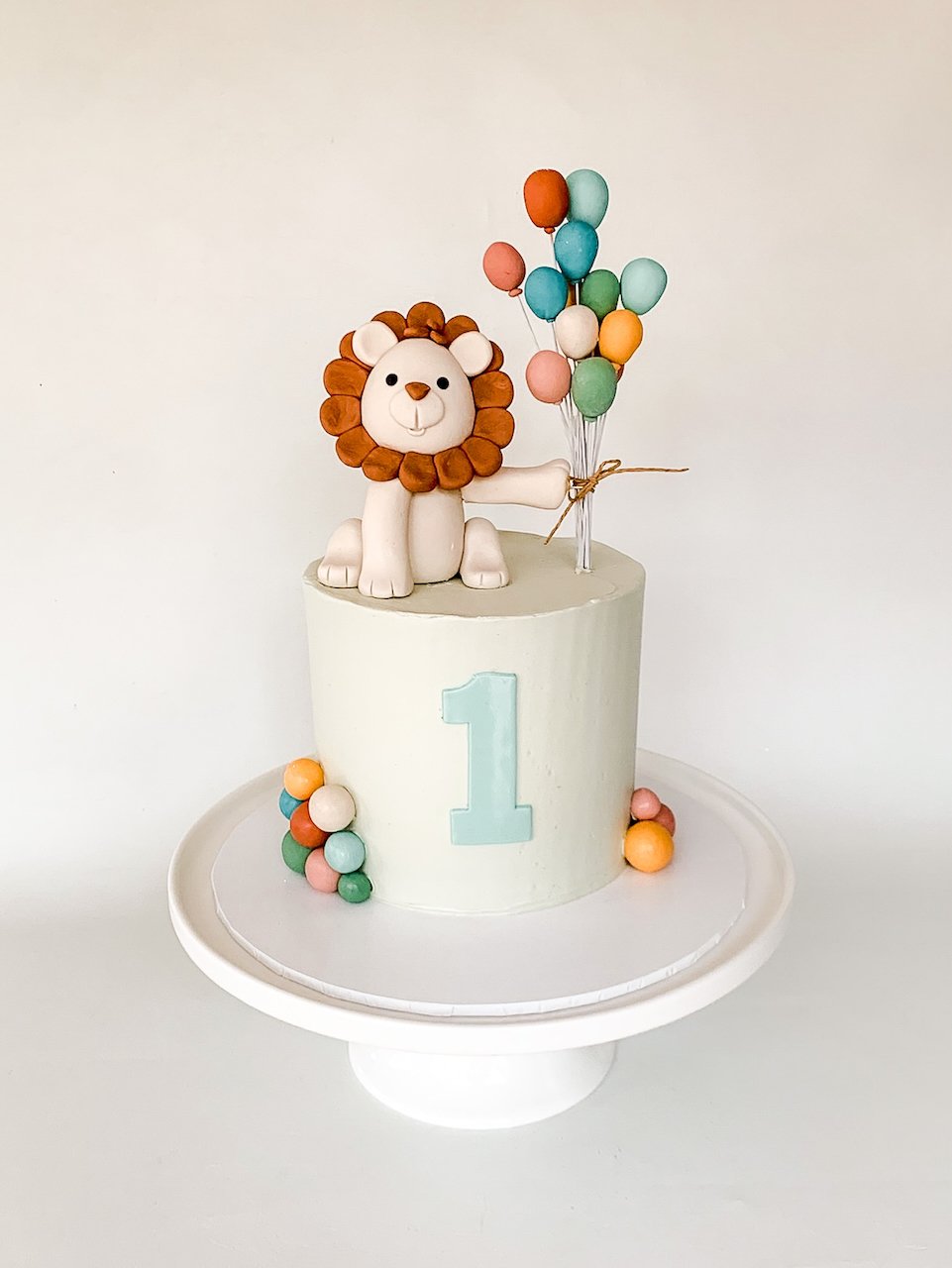 custom-figurine-cake